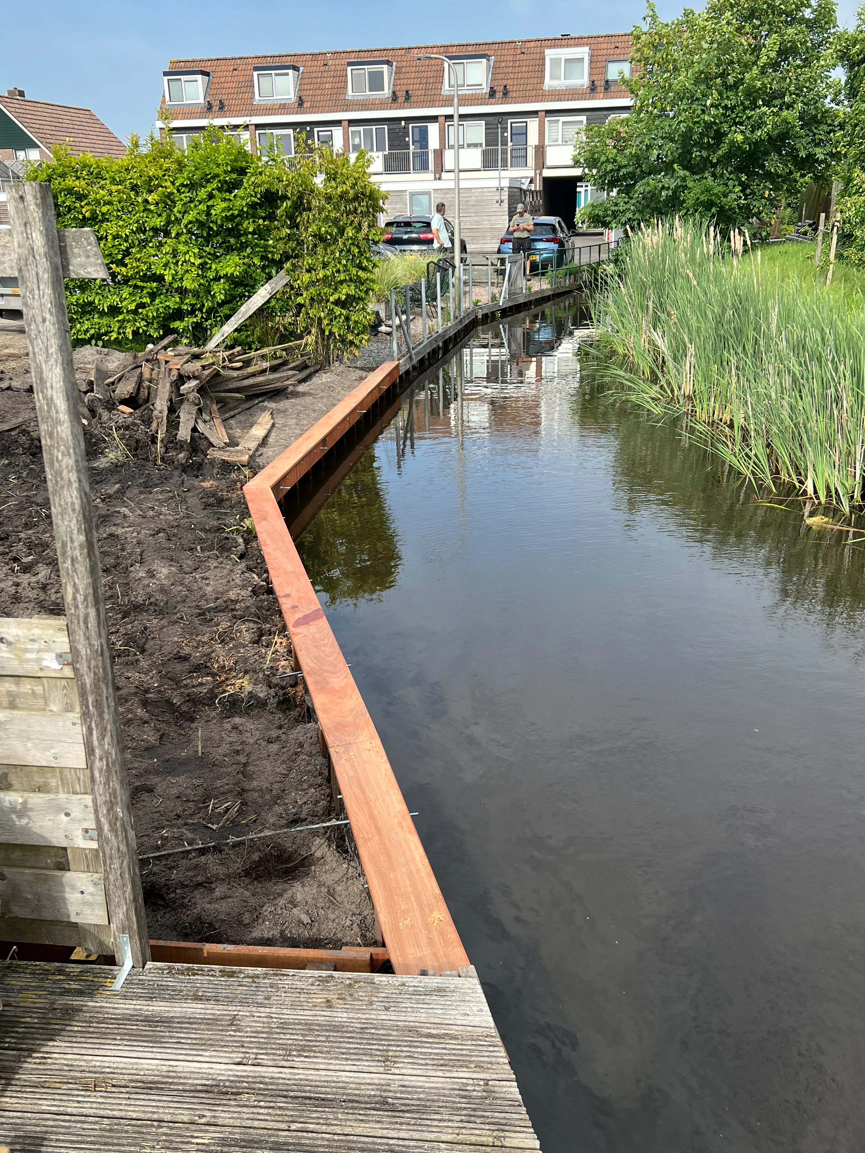 Beschoeiing plaatsen aan de waterkant